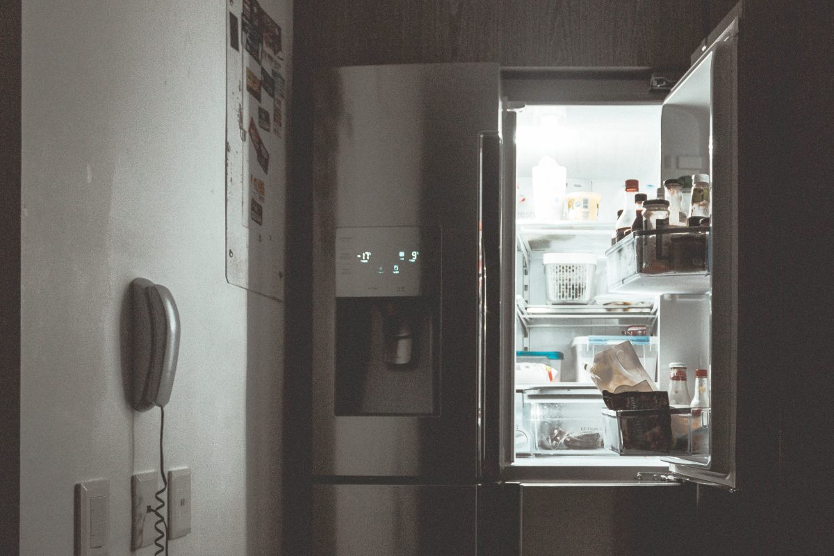 Kühlschrank schließen anstatt offen lassen im Sommer - eine Möglichkeit, um deine Wohnung zu kühlen.